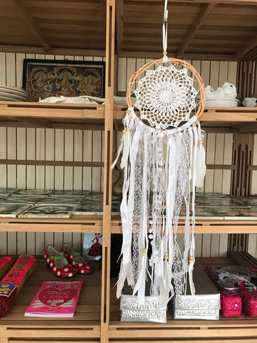Small White Dreamcatcher - Crochet Design with Ribbons, Lace, Pom-Poms & Feathers | Mandala Stencil